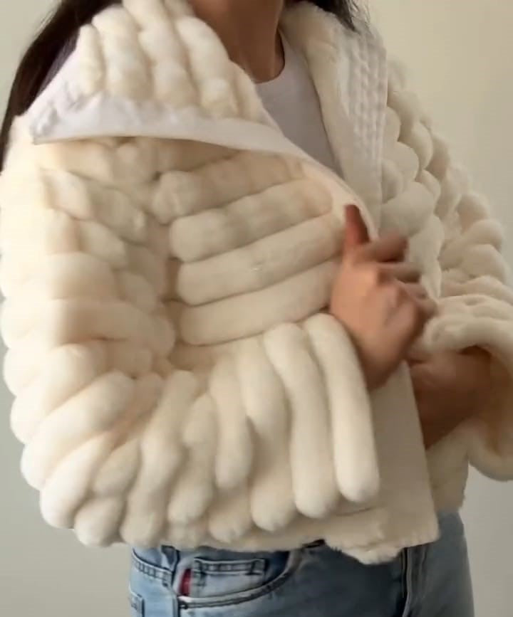 جاكيت فرو مضلع (Ribbed Fur Jacket)